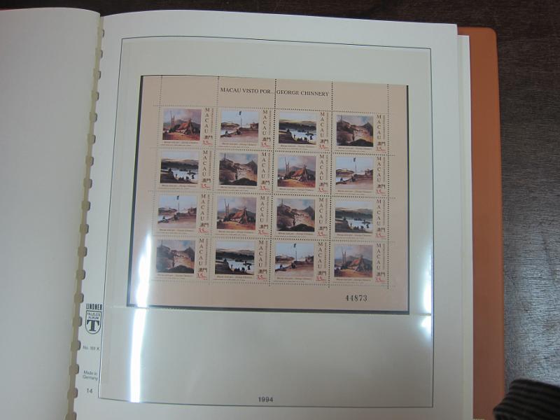 0263 (140).jpg -     Lote:    263      Colecção Especializada - Macau      Lotes Especiais       Descrição:      Macau   &mdash; Colecção montada em 3 álbuns quase completa do correio ordinário (faltam 13 selos) desde AF1 até AF1038 (1884/1999), sem correio aéreo, etiquetas, porteado, imposto postal e não emitidos. A colecção é composta por selos novos e usados indiferenciadamente, com séries mistas (novo/usado). Contém todos os blocos novos sem sinal de charneira incluindo 12 blocos Amizade Luso-Chinesa e 12 blocos Macau 1999 (CE BLC 1/76). Contém também as 50 folhas miniaturas novas sem sinal de charneira (FM 1/50). Valor total de catálogo Afinsa 2015 = &euro; 15.058,00, repartido por selos &euro; 12.382,00 + blocos &euro; 1.909,00 + Folhas Miniaturas &euro; 2.767,00. Duas folhas miniaturas com ligeiros pontos de óxido. Lote a ver.        Lote       Valor Base:     &euro; 5000,00     Valor Venda:     &euro;      